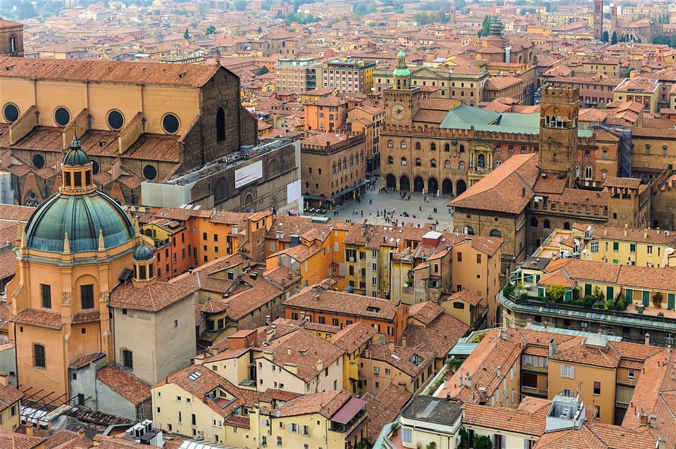Vista aérea del centro histórico de Bolonia con la Piazza Maggiore