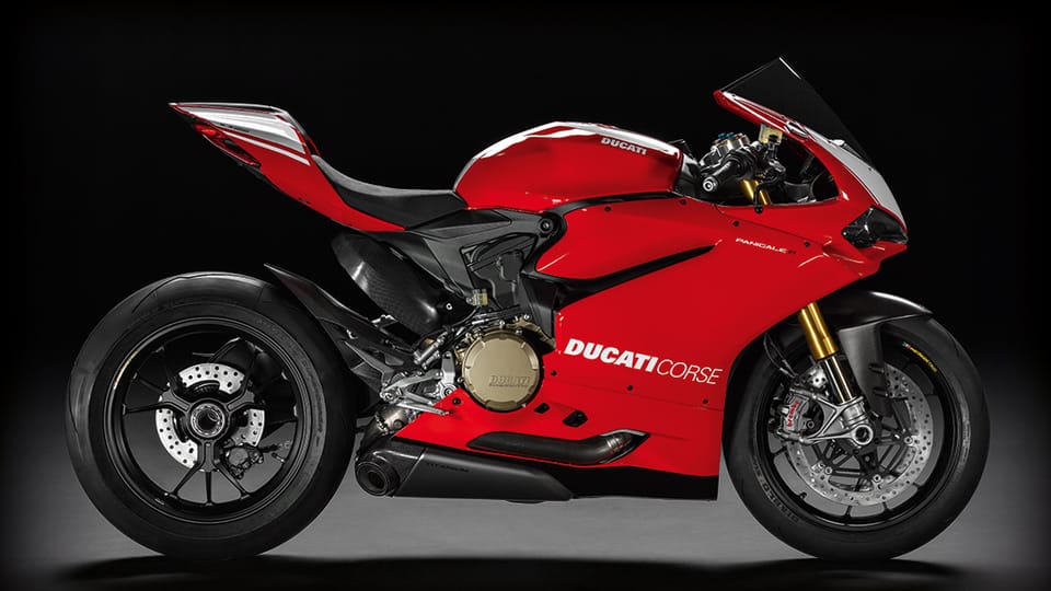 Motocicletta Ducati Panigale rossa di profilo