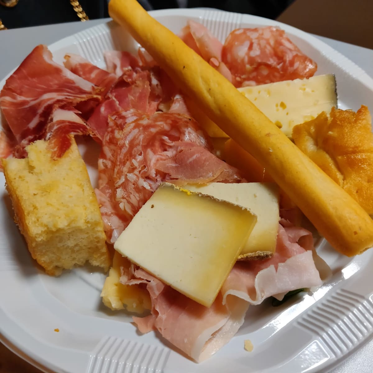 Tabla de embutidos y quesos de Emilia-Romaña en un evento de AS.ER.ES.