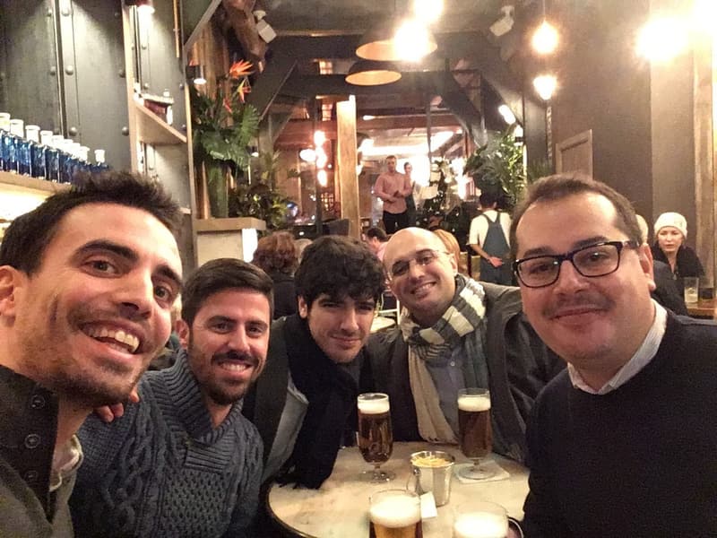 Un grupo de amigos de AS.ER.ES. con cervezas en un bar