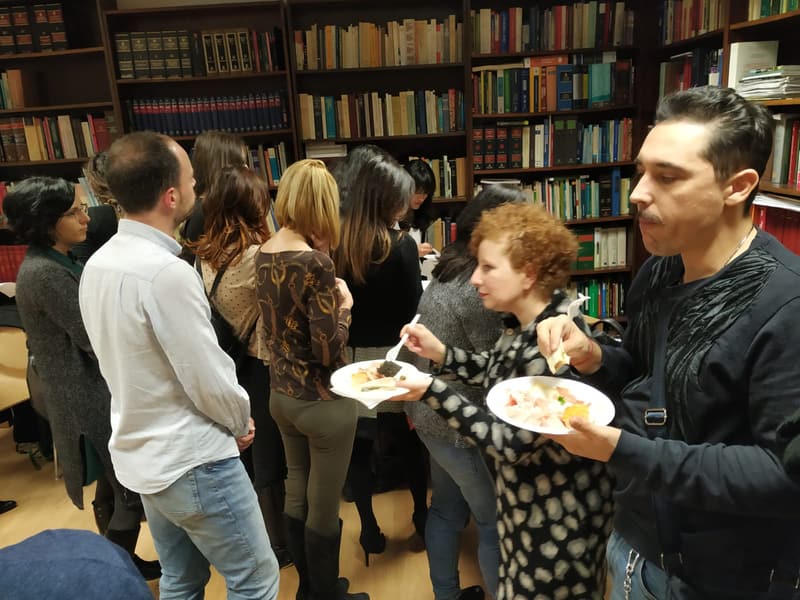 Asistentes charlando con un plato en la mano durante un encuentro de AS.ER.ES.