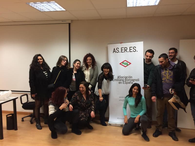 Foto de grupo de asistentes junto al roll-up de AS.ER.ES.