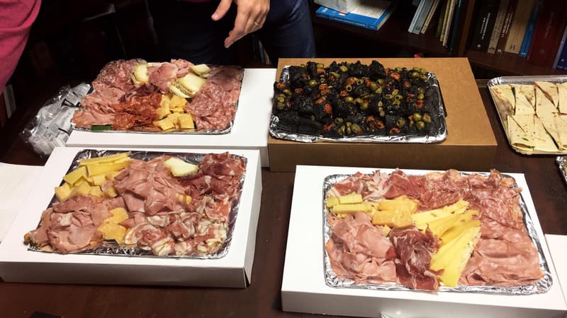Bandejas de embutidos y quesos de Emilia-Romaña preparadas para un encuentro