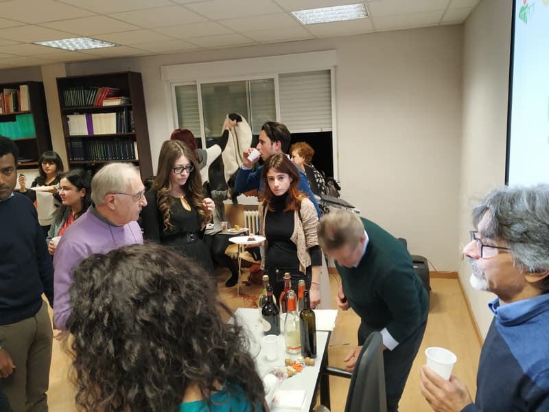 Sala llena de personas conversando durante un encuentro de networking de AS.ER.ES.