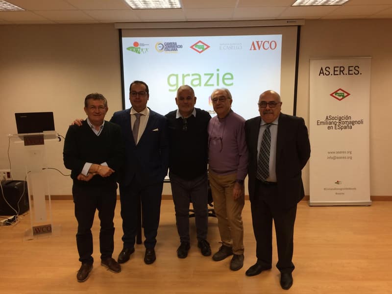 Ponentes e invitados juntos tras una presentación de AS.ER.ES.