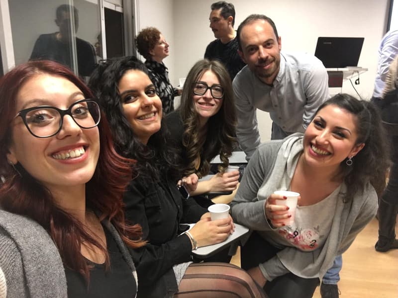 Selfi de un grupo de asistentes sonrientes en un encuentro de AS.ER.ES.