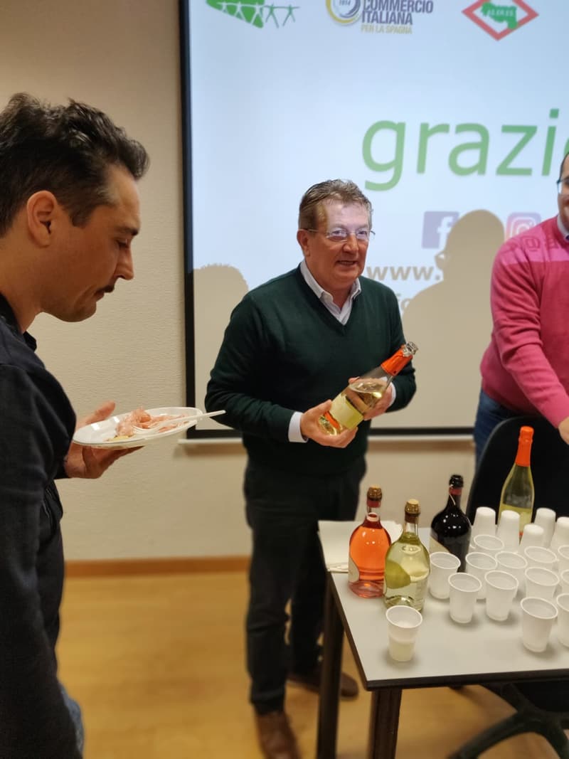 Un asistente sirve vino durante el aperitivo de un encuentro de AS.ER.ES.