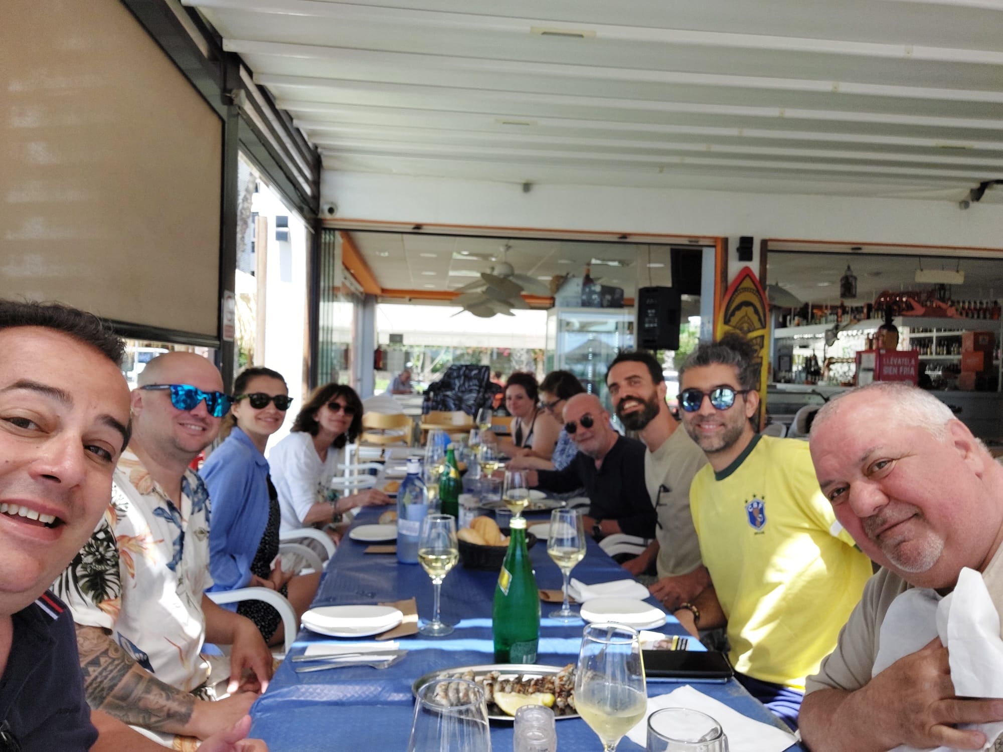 Socios y amigos de AS.ER.ES. reunidos alrededor de una mesa en Madrid